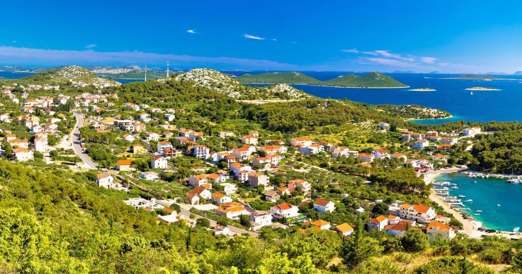 The place Draga has many bays and is hilly. It also has beautiful pine forests and is located by the sea.