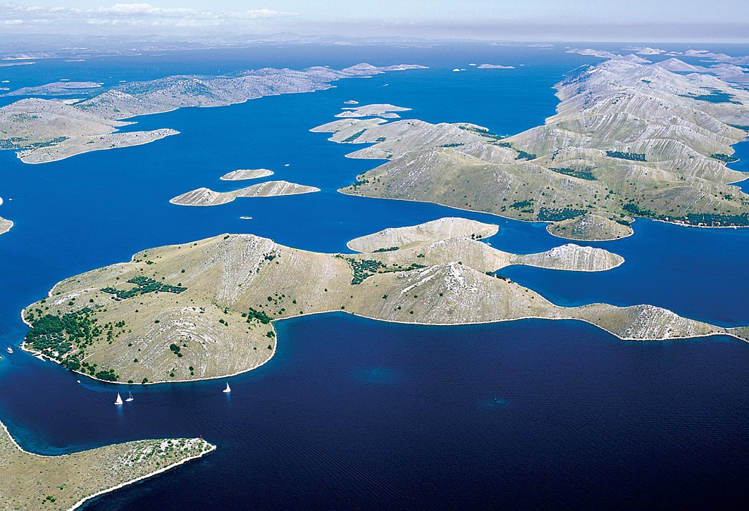 Die Inseln des Kornati-Nationalparks sind klein und liegen sehr nah beieinander. Die Vielzahl der Inseln vermittelt den Eindruck, sich in einem Labyrinth zu befinden.